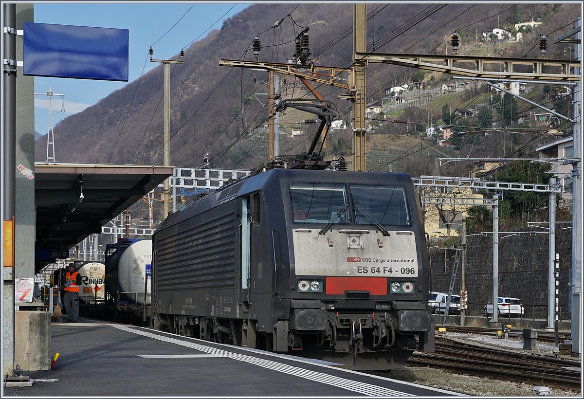 Die SBB Re 474, bzw. die  ES 64 F4-096 eine Dispo-Lok und in Deutschland unter 91 80 6189 996-2 D-DISPO eingestellt, wartet mit einem Güterzug auf die Abfahrt Richtung Luino.