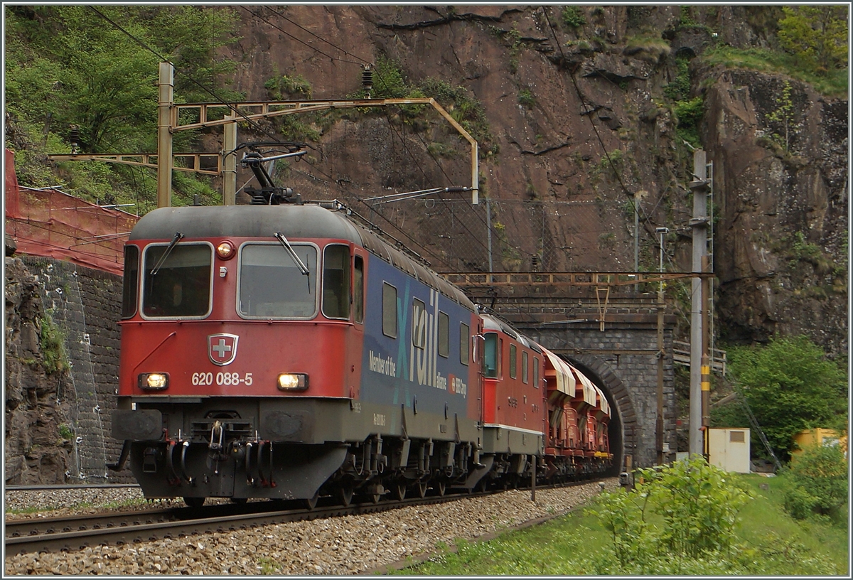 Die SBB Re 620 088-5  Member of X-Rail alliance  und eine RE 4/4 II/III mit dem schon öfters gesehenen Kieszug kurz vor Faido. 
6. Mai 2014
