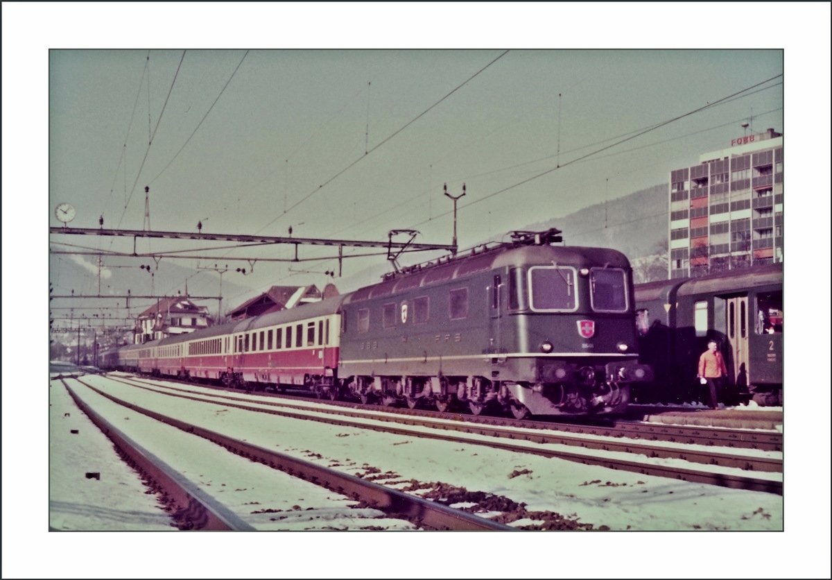 Die SBB Re 6/6 11646 mit dem EC  Mont-Blanc  Genève - Hamburg bei der Durchfahrt in Moutier.
17. Jan 1985