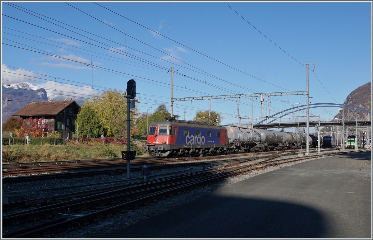 Die SBB Re 6/6 11689 (Re 620 089-3)  Amsteg-Silenen  mit einem Güterzug in Richtung St-Triphon bei der Durchfahrt in Aigle. 

5. November 2021
