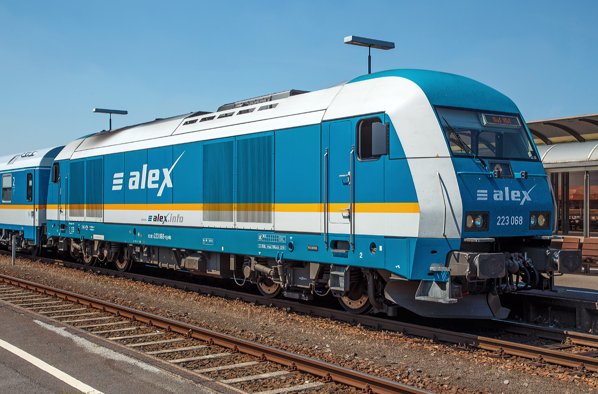 Die Siemens ER 20 ( Herkules  223 068-8 (92 80 1223 068-8 D-VBG) am 01.07.2015 beim Halt, mit dem ALX 84110  (alex) Mnchen Hbf - Hof Hbf, im Bahnhof Marktredwitz. 

Die Siemens Eurorunner 20 wurde 2007 von Siemens unter der Fabriknummer 21456, sie ist Eigentum der Alpha Trains NV/SA, Antwerpen und ist an die Vogtlandbahn vermietet. 

Der alex ist eine von der Vogtlandbahn betriebene Zuggattung des Schienenpersonennahverkehrs in Bayern. Bis 2010 lautete die offizielle Bezeichnung Arriva-Lnderbahn-Express. Die Vogtlandbahn GmbH (VBG) ist ein deutsches Eisenbahnverkehrsunternehmen mit Sitz in Neumark (Sachsen), das ursprnglich nur im Vogtland Verkehrsleistungen erbrachte, mittlerweile aber auch berregional agiert. Die Vogtlandbahn ist ein Unternehmen der „Regentalbahn – Die Lnderbahn“ welche zur Ferrovie dello Stato-Tochterfirma Netinera (ehemals Arriva Deutschland) gehrt.