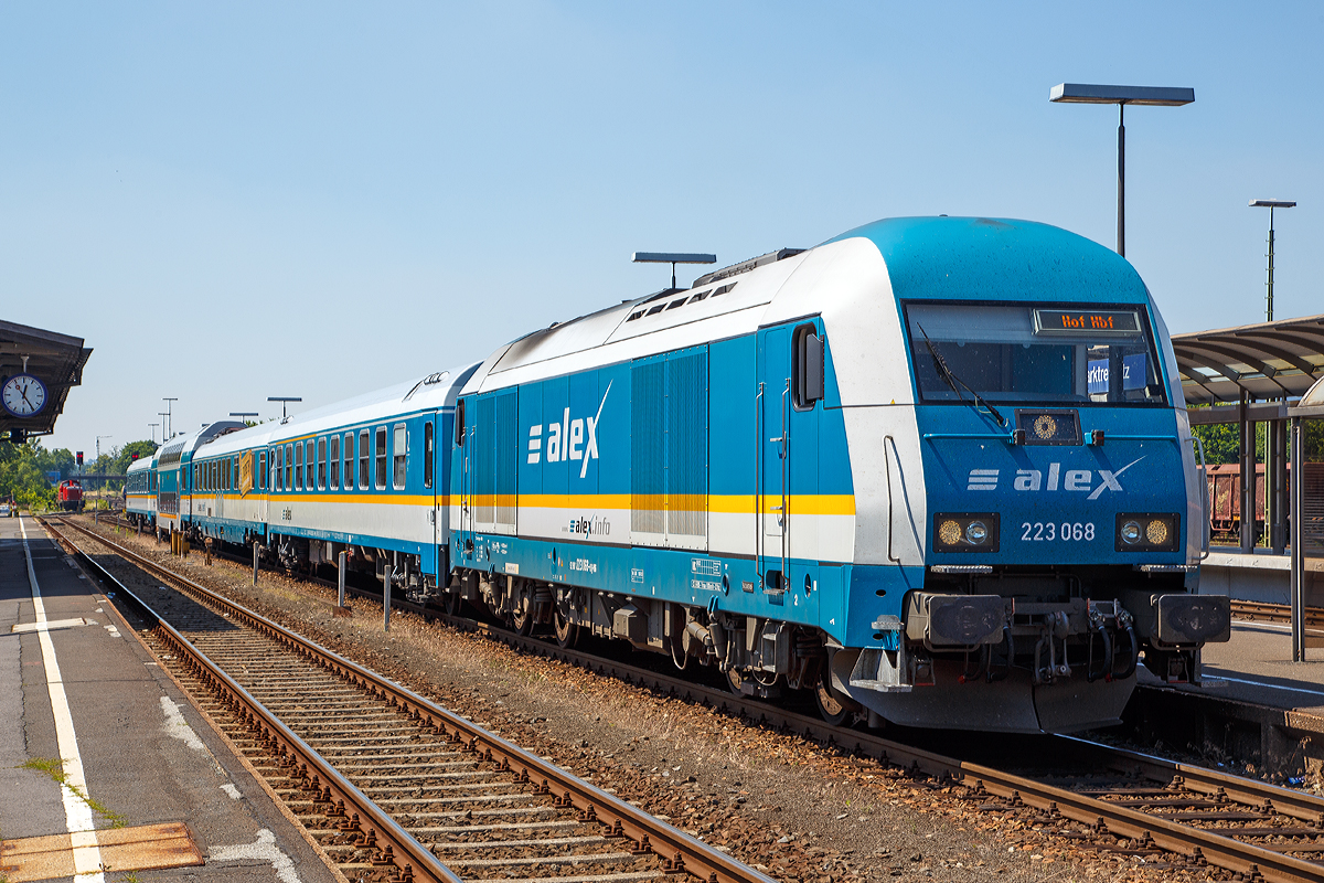 Die Siemens ER 20   Herkules  223 068-8 (92 80 1223 068-8 D-VBG) am 01.07.2015 beim Halt, mit dem ALX 84110  (alex) Mnchen Hbf - Hof Hbf, im Bahnhof Marktredwitz. 

Die Siemens Eurorunner 20 wurde 2007 von Siemens unter der Fabriknummer 21456, sie ist Eigentum der Alpha Trains NV/SA, Antwerpen und ist an die Vogtlandbahn vermietet. 

Der alex ist eine von der Vogtlandbahn betriebene Zuggattung des Schienenpersonennahverkehrs in Bayern. Bis 2010 lautete die offizielle Bezeichnung Arriva-Lnderbahn-Express. Die Vogtlandbahn GmbH (VBG) ist ein deutsches Eisenbahnverkehrsunternehmen mit Sitz in Neumark (Sachsen), das ursprnglich nur im Vogtland Verkehrsleistungen erbrachte, mittlerweile aber auch berregional agiert. Die Vogtlandbahn ist ein Unternehmen der „Regentalbahn – Die Lnderbahn“ welche zur Ferrovie dello Stato-Tochterfirma Netinera (ehemals Arriva Deutschland) gehrt.
