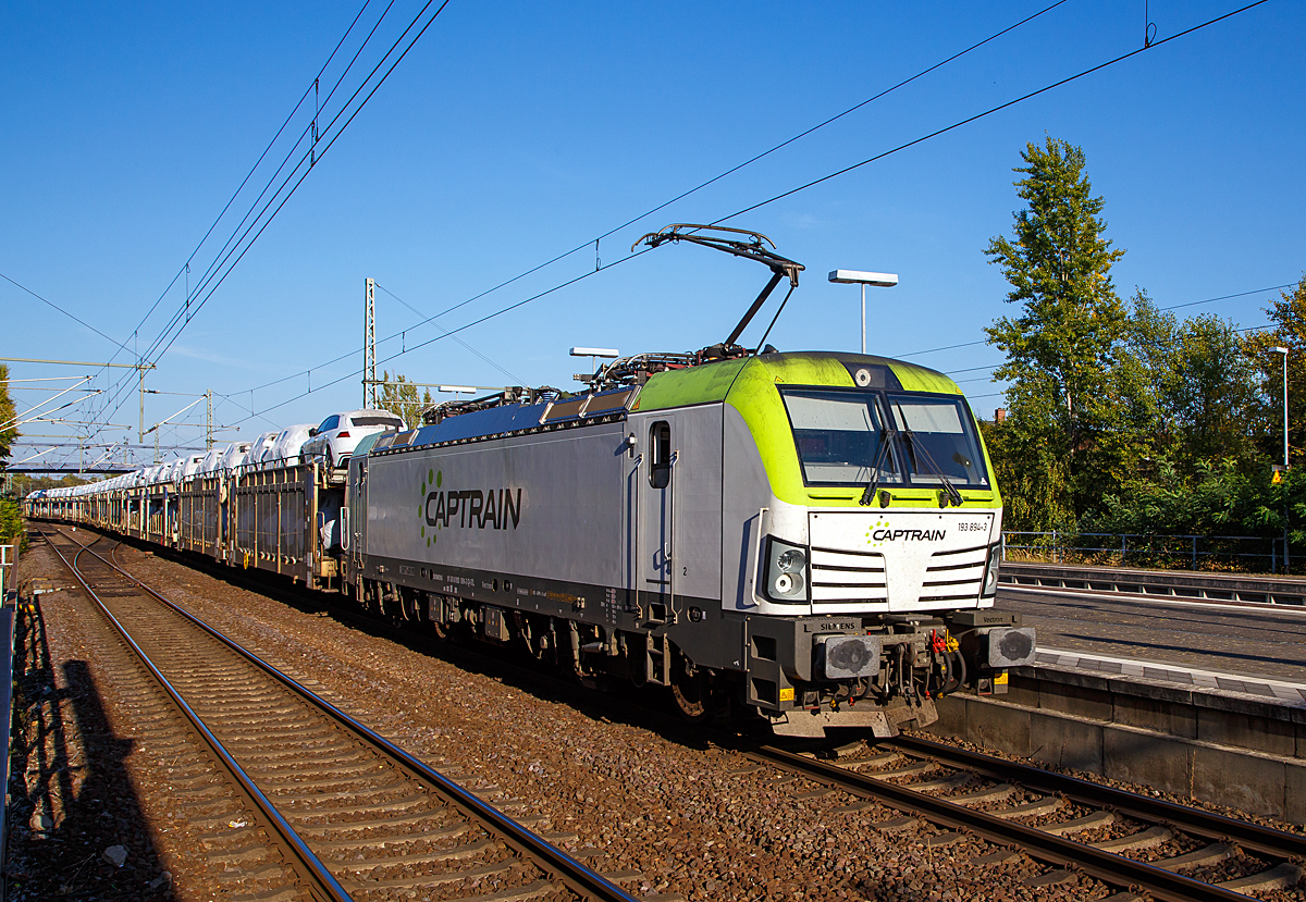 
Die Siemens Vectron MS 193 894-3 (91 80 6193 894-3 D-ITL der ITL - Eisenbahngesellschaft mbH (Teil der deutschen Captrain-Gruppe) fhrt am 18.09.2018 mit einem Autozug durch den Hbf  Brandenburg an der Havel in Richtung Westen. 

Die Lok wurde 2016 von Siemens in Mnchen unter der Fabriknummer 22024 gebaut und an die Captrain Deutschland GmbH geliefert. Die Vectron Lokomotive ist als MS – Lokomotive mit 6.400 kW Leistung konzipiert und zugelassen fr D/A/H/PL/CZ/SK/RO.
