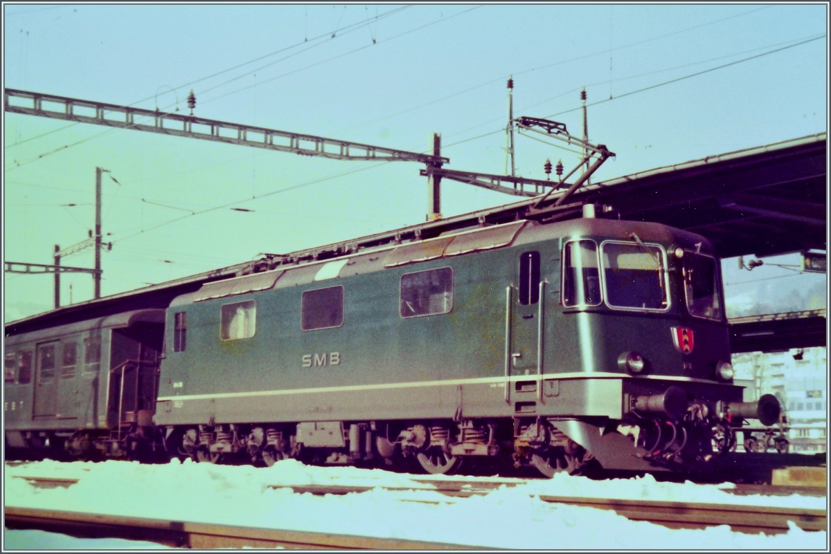 Die SMB Re 4/4 III N° 181 mit einem Regionalzug in Moutier.
17. Jan. 1985