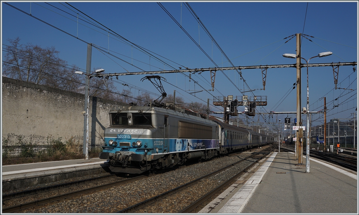 Die SNCF BB 22 313 erreicht mit einem TER Chambéry-Challes-des-Eaux. 

22. März 2022