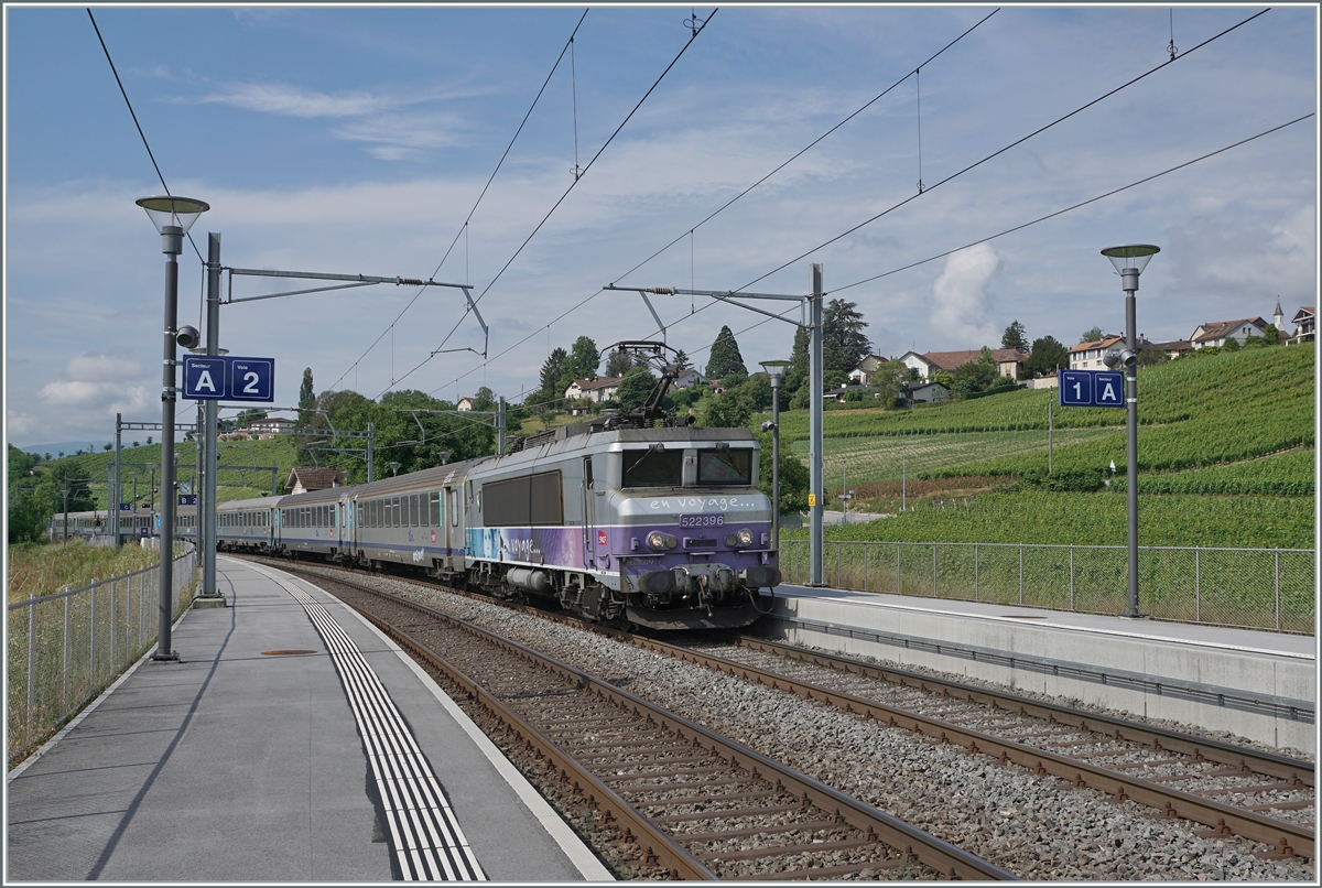 Die SNCF BB 22396 ist mit einem TER von Lyon nach Genève unterwegs, und fährt in Russin durch, einer Haltestelle die durch  Anpassung an heutige Kundenbedürfnisse  und technische Umbauten viel von ihrem Charme verloren hat. 

28. Juni 2021
