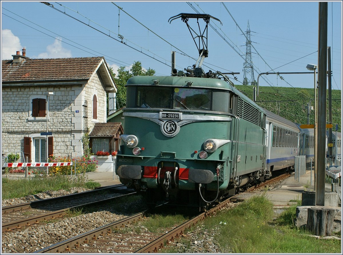 Die SNCF BB 25236 zeigt sich mit ihrem TER nach Lyon bei der Durchfahrt in Russin in ihrer schönesn Ursprungsausführung. 
(Überarbeitetes Bild) 
27. Aug. 2009