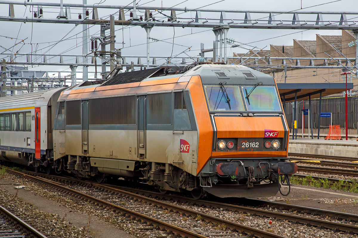 
Die SNCF  Sybic  BB 26162 (NVR Nummer 91 87 0026 162-4 F-SNCF) fhrt nun (am 15.08.2015),  mit dem IC 97/IR 97  Bruxelles-Midi - Luxembourg - Strasbourg - Basel SBB. vom Bahnhof Luxemburg Stadt weiter in Richtung Basel. Ab Thionville (deutsch Diedenhofen) in Lothringen fhrt der Zug dann als IR 97 durch Frankreich. Der Zug hat in Luxembourg etwas Aufenthalt, da er bis hier von einer belgischen Lok gezogen wird, die dann hier durch eine SNCF  BB 26000 ersetzt wird. Zudem werden einige Wagen abgehangen

Die Baureihe BB 26000 ist eine elektrische zweisystem mehrzweck Lokomotive der Socit nationale des chemins de fer franais (SNCF). Sie wurde zwischen 1988 und 1998 von Alsthom (heute Alstom) in Belfort gebaut.

Die BB 26000 ist auch unter dem Kunstnamen Sybic gut bekannt, dieses wurde aus synchrone fr die Synchronmotoren und bicourant fr die Zweisystemfhigkeit gebildet.