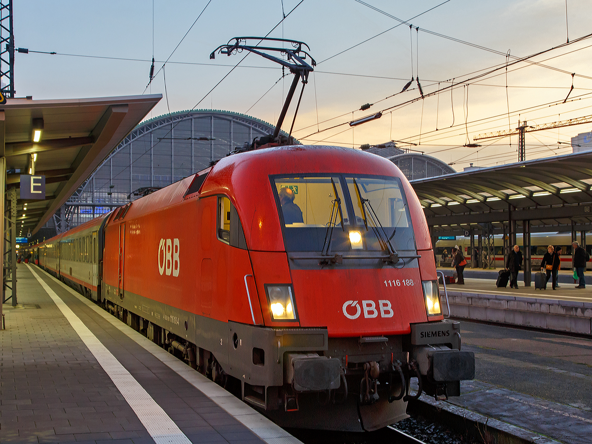
Die  Taurus  1116 188-4 (A-ÖBB 91 81 1116 188-4 ) der ÖBB, als eine von zwei von dem im Sandwich gefahrenen EC 113 (Frankfurt - München - Klagenfurt mit Kurswagen nach Zagreb), am 27.12.2015 im Hbf Frankfurt am Main. 

Die ES 64 U2 wurde 2004 von Siemens unter der Fabriknummer 20909 für die ÖBB gebaut.

Früher (bis 2011) fuhr der EC 113 sogar von Siegen Hbf los, aber der Bahn waren es zu wenige Reisende die mit im fuhren. Einen Nachteil hatte es aber für die anderen Bahnen die in Siegen Hbf hielten, durch die Aufwertung zu EC/IC-Bahnhof (täglich ein EC von und nach Siegen), waren die Halte in Siegen teuer geworden.