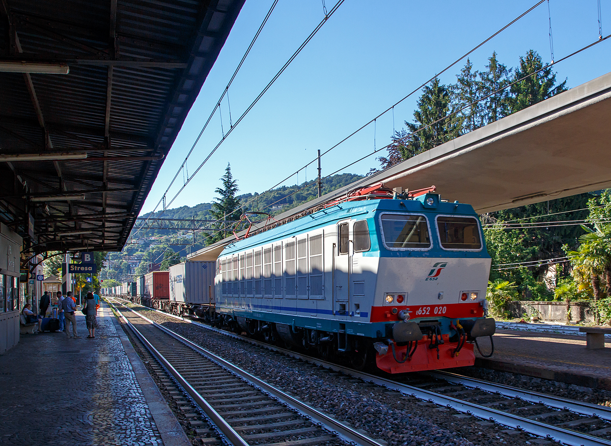Die  Tiger  E.652 020 (91 83 2652 020-5 I-TI) der Trenitalia fhrt am 22.06.2016 mit einem Containerzug durch den Stresa in Richtung Domodossola.