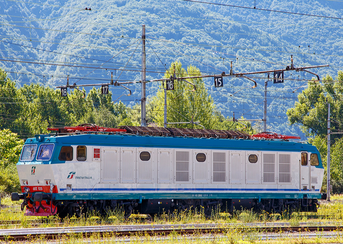 
Die Trenitalia E.652 020 (91 83 2652 020-5 I-TI) abgestellt am 22.06.2016 beim Bahnhof Domodossola.

Die Baureihe E.651 Spitznamen Tigre (deutsch: Tiger) ist eine sechsachsige italienische Elektrolokomotive. Von diesen wurden von 1989 bis 1996 insgesamt 176 Stück gebaut. Die Baureihe E.652 stellt eine Weiterentwicklung der vollelektronischen Chopper-Lokomotiven der Baureihen E.632 und E.633 dar. Im Gegensatz zu den Reihen E.632 und E.633 besitzen die Lokomotiven der Baureihe E.652 ein digitales Steuer- und Diagnosesystem und leistungsfähigere Motoren, die für eine Spannung von bis zu 2200 Volt geeignet sind. Die E.652 verfügt wie die Vorgänger-Baureihe über eine Widerstandsbremse.

Seit April 2014 lässt die Trenitalia Cargo-Abteilung die Lok modifizieren, hauptsächlich wird die Getriebeübersetzung von 36/64 auf 29/64 geändert (wie schon bei dieser).  Durch die Änderung wird der Ankerstrom auf 950 A Begrenzt, die Zugleistung bleibt und die Höchstgeschwindigkeit von 160 km/h sinkt auf 120 km/h.

Technische Daten:
Spurweite: 	1.435 mm (Normalspur)
Achsformel: B'B'B'
Länge: 17.800 mm 
Höhe: 4.362 mm
Breite: 3.000 mm
Drehzapfenabstand:  10.500 mm
Achsabstand im Drehgestell: 2.150 mm
Dienstgewicht: 106 t
Höchstgeschwindigkeit: 120 km/h (ursprünglich 160 km/h)
Übersetzungsverhältnis: 29/64 (ursprünglich 36/64)
Stundenleistung: 5.650 kW
Dauerleistung: 5.100 kW
Anzahl der Motoren: 3
Anfahrzugkraft: 293 kN
Treibraddurchmesser: 	1.140 mm
Stromsysteme: 3.000 V DC 
