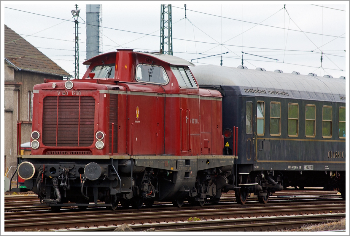 Die V 100 1200 (ex DB 211 200-1) der DGEG ist mit unserem Sonderzug am 28.04.2013 in Darmstadt-Kranichstein abgestellt.

Die V 100.10 wurde 1962 von Henschel unter der Fabriknummer 30549 gebaut, 1968 erfolgte die Umbezeichnung in 211 200-1, 1995 die Ausmusterung bei der DB. An die DGEG (Deutsche Gesellschaft fr Eisenbahngeschichte e. V) wurde sie 1997 verkauft. Eingestell ist sie von der Deutsche Museums-Eisenbahn GmbH in Darmstadt und hat die NVR-Nummer 92 80 1211 200-1 D-DME.
