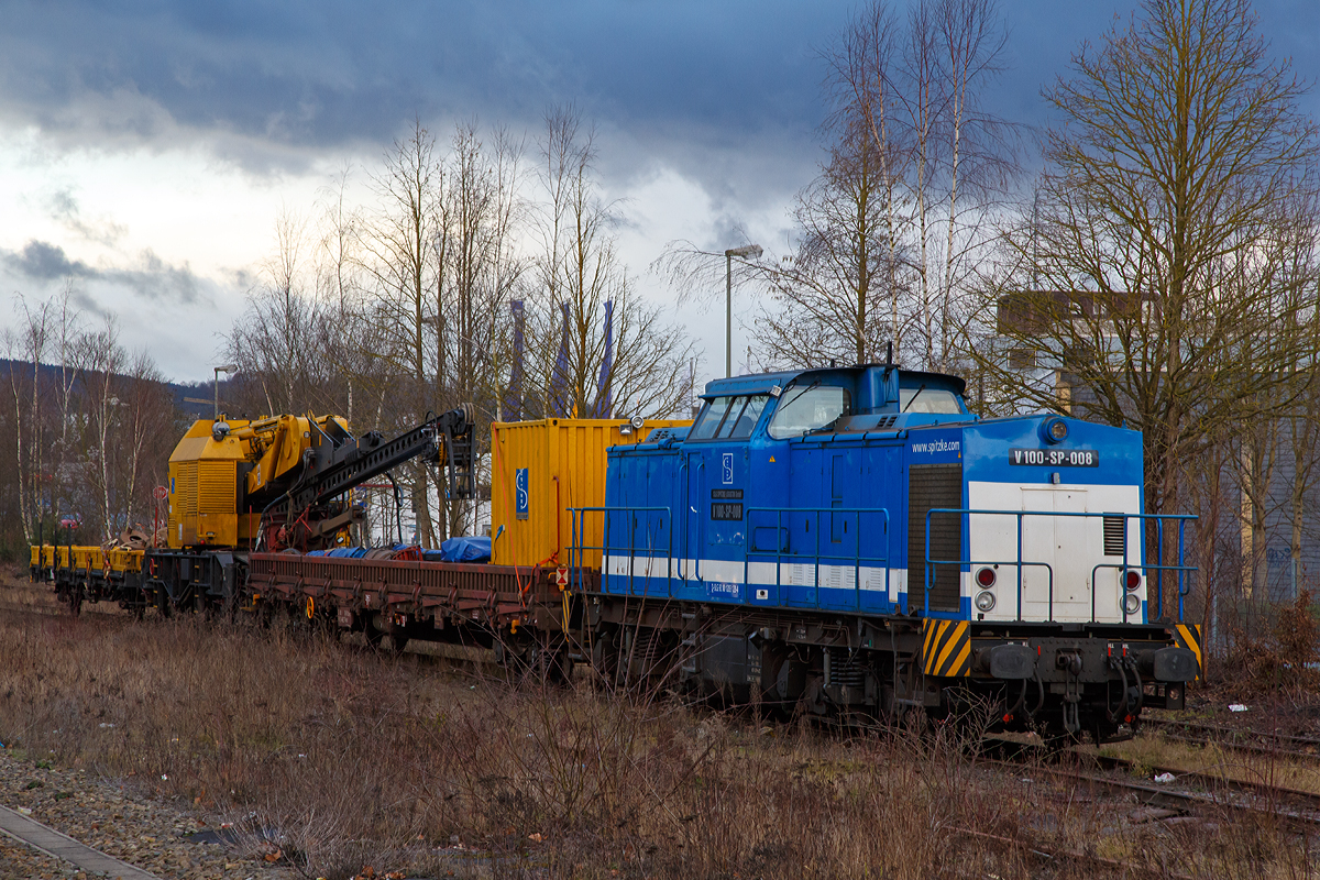 
Die V 100-SP-008 (92 80 1203 128-4 D-SLG) der SLG Spitzke Logistik GmbH, ex DR 110 529-5, ex DR 112 529-3, ex DR 202 529-4, ex DB 202 529-4, ist am 08.02.2016, mit der Krupp-Gleisbohrramme, beim Bahnhof Siegen-Weidenau abgestellt. 

Der Zug bestand neben der V 100.1 aus: 
- Dem Rens 1 - Wagen 33 68 398 8 029-9 RIV D-AAEC, (der AAE Cargo)  
- Der Krupp-Gleisbohrramme, Schweres-Nebenfahrzeug-Nr. D-SPAG 99 80 9210 001-0  
- Dem Ks - Wagen 27 80 3302 125-6 RIV D-SPAG