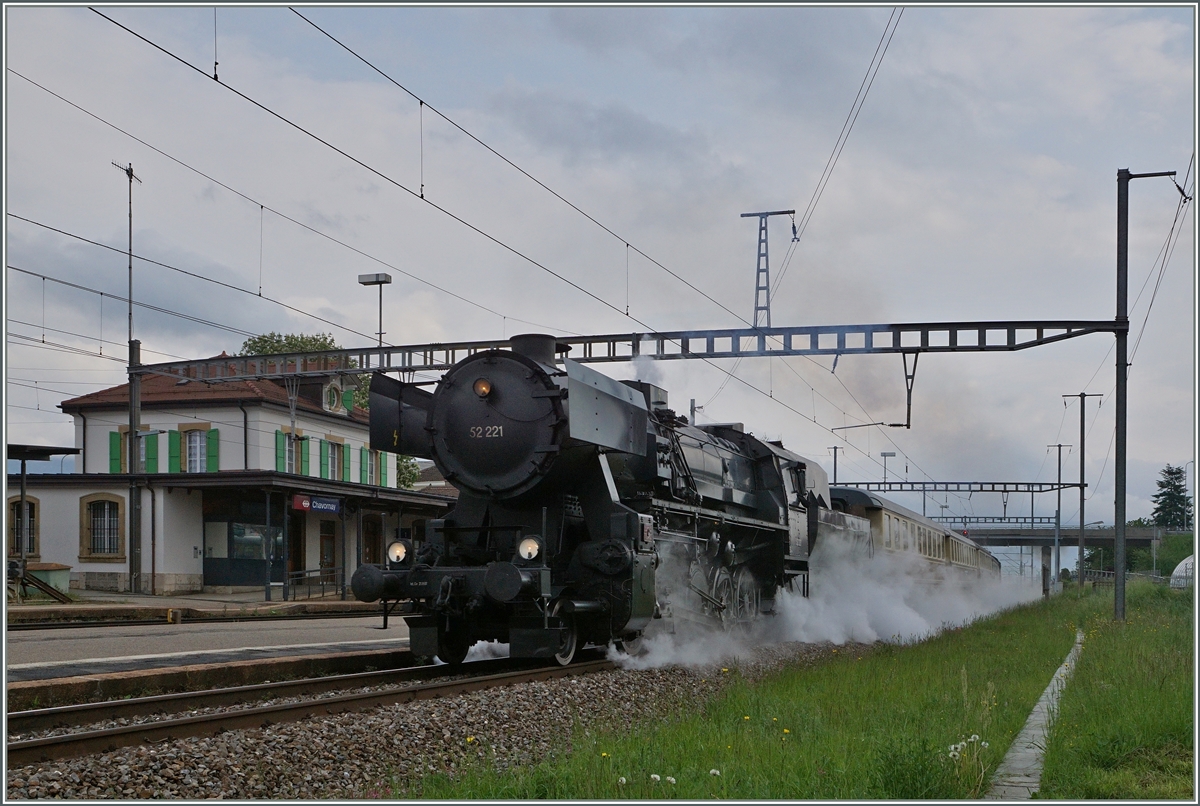 Die VVT 52 221 mit ihrem Extrazug 30502 bei der Durchfahrt in Chavornay. 
14. Mai 2016