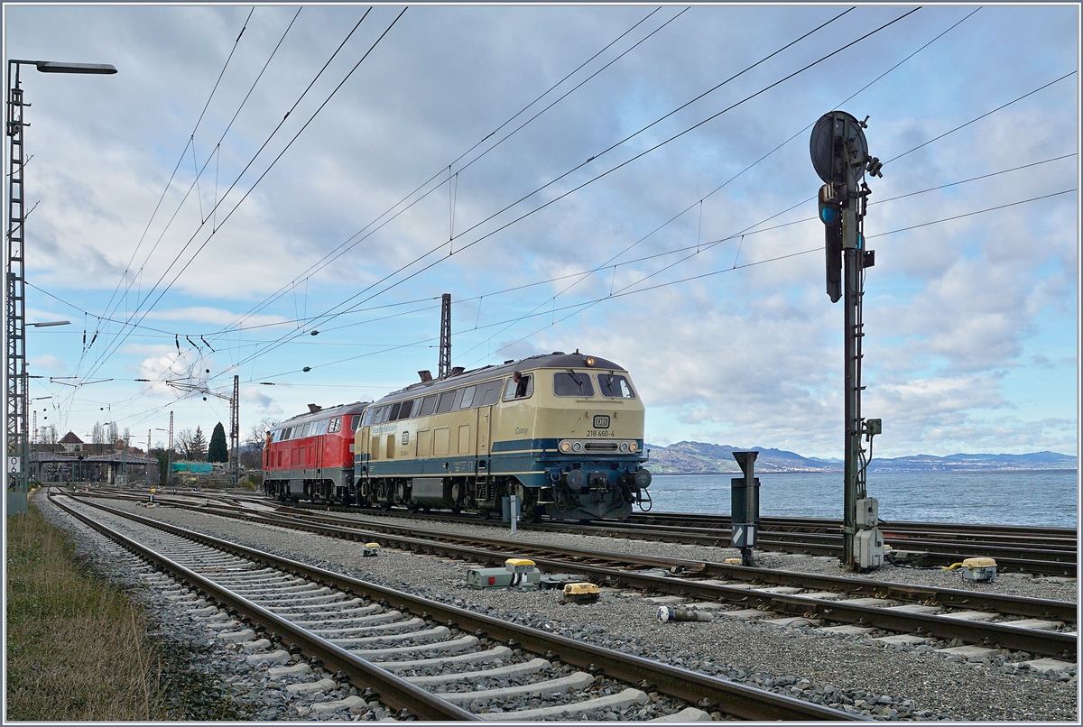 Die Westfrankenbahn V 218 460-4 und die DB V 218 419-0 warten in Lindau auf dem Seedamm auf den EC 191 von Zürich, den die beiden Loks dann nach München bringen werden.

16. März 2019