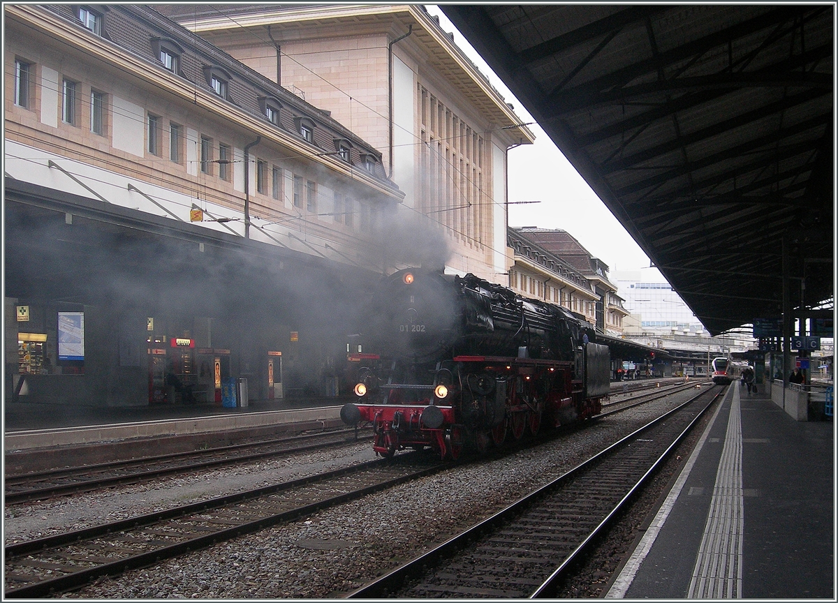 Die wunderschöne 01 202 bei einer Rangierfahrt (Zug umfahren) in Lausanne.
6. Dez. 2014