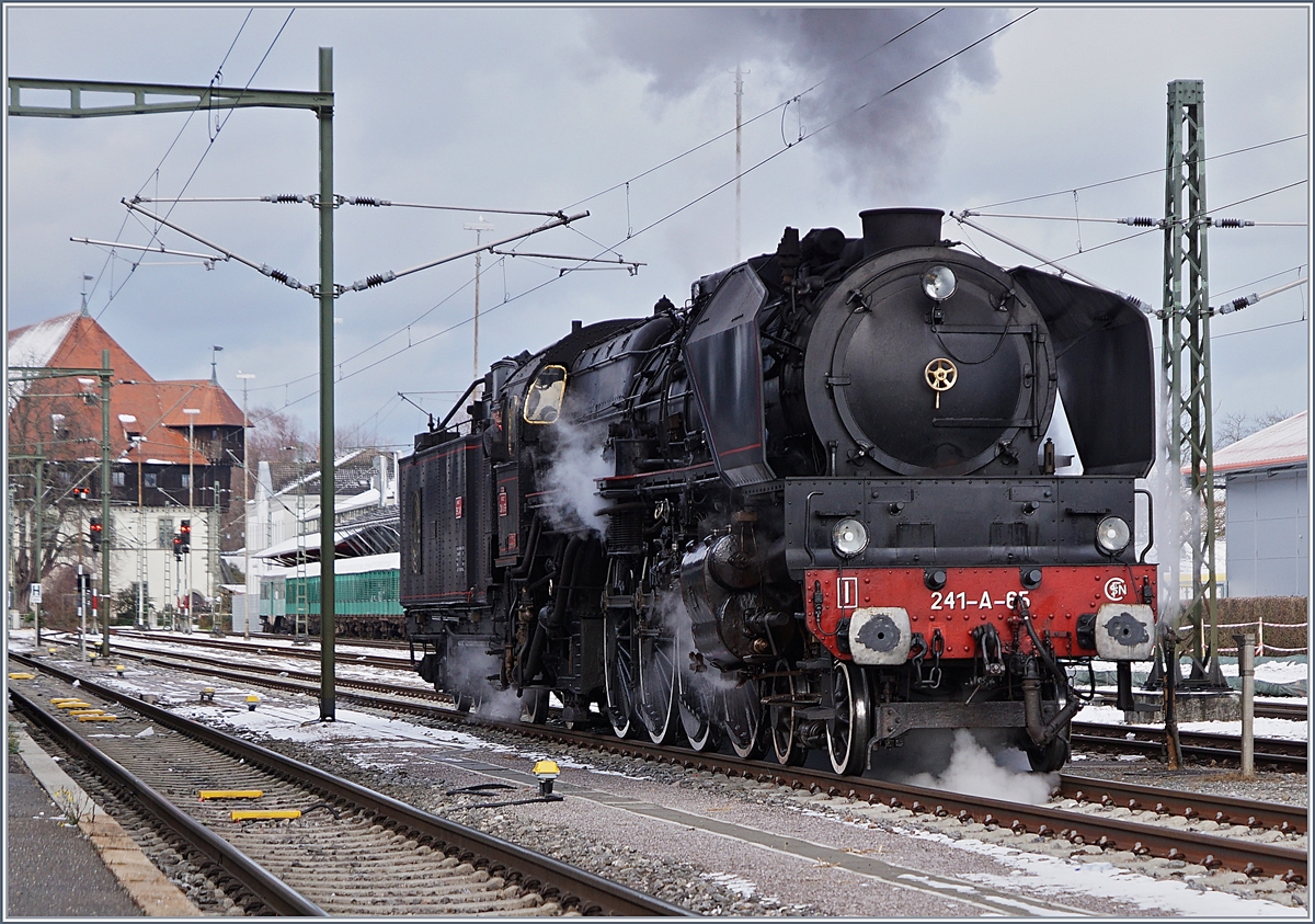Die wunderschöne und fast ebenso mächtige SNCF 241 A 65 in Konstanz.
9. Dez. 217 