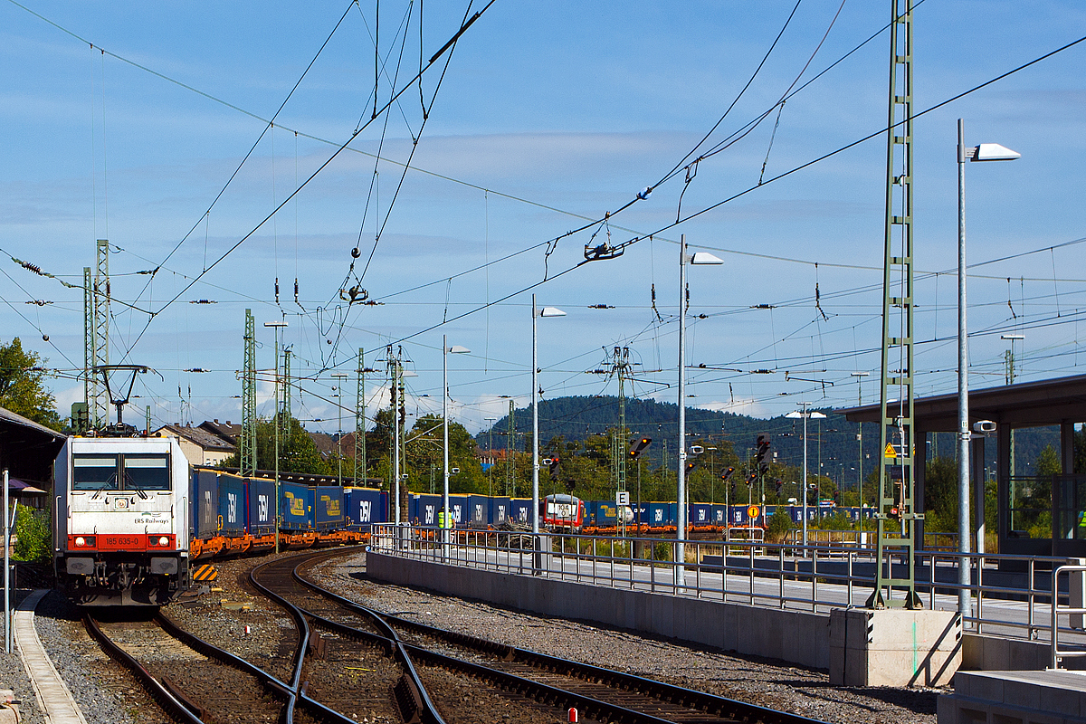 
Die zurzeit an die ERS Railways vermietete 185 635-0 der Macquarie European Rail (ex CBRail) fährt am 13.08.2014 mit einem Taschenwagenzug durch Marburg (Lahn) in Richtung Gießen. 

Die TRAXX F140 AC2 (BR 185.2) wurde 2009 von Bombardier in Kassel unter der Fabriknummer 34642 gebaut und an die CBRail s.à.r.l. geliefert. Sie hat die NVR-Nummer 91 80 6185 635-0 D-CBR und die EBA-Nummer  EBA 07M05KU 013. 

Hinweis: Aufgenommen vom Bahnsteiganfang (1) im Hbf Marburg.
