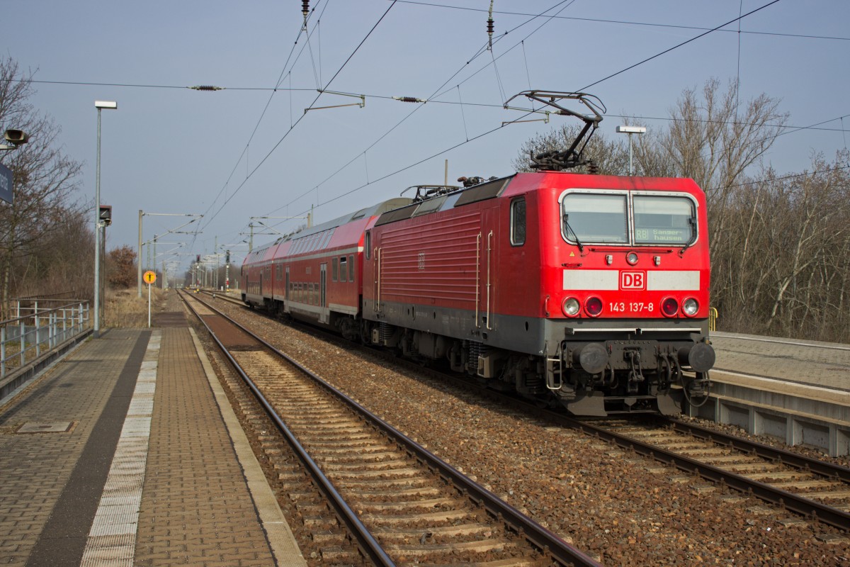 Die zuvor bereits im Erfurter Hauptbahnhof angetroffene 143 137 mit einer Regionalbahn nach Snagerhausen in Sömmerda, 25.03.15