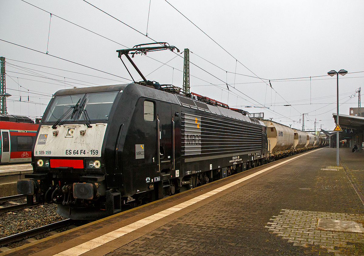 Die z.Z. an die LOKORAIL a.s. (Bratislava/Slowakei) vermietete MRCE Dispolok E 189-159 bzw. ES 64 F4 - 159 (91 80 6189 159-7 D-DISPO Class 189-VM) fährt am 12.11.2021 mit einem Zuckerzug (VTG Trichtermittenentladewagen der Gattung Uagnpps), aus Richtung Marburg kommend durch den Bahnhof Gießen.

Die Siemens EuroSprinter wurde 2010 von Siemens in München unter der Fabriknummer 21649 gebaut.

Die BR 189 (Siemens ES64F4) hat eine Vier-Stromsystem-Ausstattung. Sie ist in allen vier in Europa üblichen Bahnstromsystemen einsetzbar. 
Diese hier hat die Variante M (Class 189-VM) und besitzt die Zugbeeinflussungssysteme LZB/PZB, SHP und Mirel für den
Einsatz in Deutschland, Österreich, Polen, Tschechien, Slowakei, Ungarn, Slowenien, Kroatien und Rumänien.
