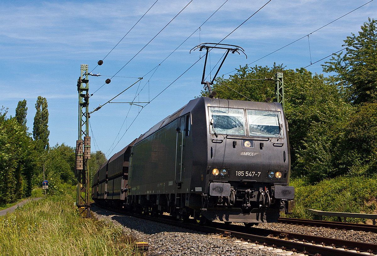 
Die z.Z. fr die NIAG (Niederrheinische Verkehrsbetriebe AG) fahrende 185 547-7 der MRCE - Mitsui Rail Capital Europe B.V mit einem Kohlenzug fhrt am 06.06.2014 bei Unkel in Richtung Sden. 

Die TRAXX F140 AC1 (BR 185.1) wurde 2005 von Bombardier in Kassel unter der Fabriknummer 33733 gebaut und an die MRCE geliefert. 
Sie hat die NVR-Nummer 91 80 6185 547-7 D-DISPO und die EBA-Nummer EBA 99A22A 441.
