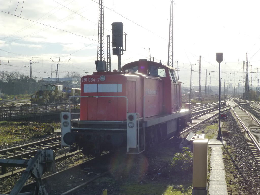 Diese V90-Variante sieht zwar auf den ersten Blick und im Gegenlicht wie eine normale DB-Lok aus, gehört aber eigentlich der Railsystems RP mit der Nummer 98 80 3291 034-7 D-RPRS, 26.11.15 in Hamm.
