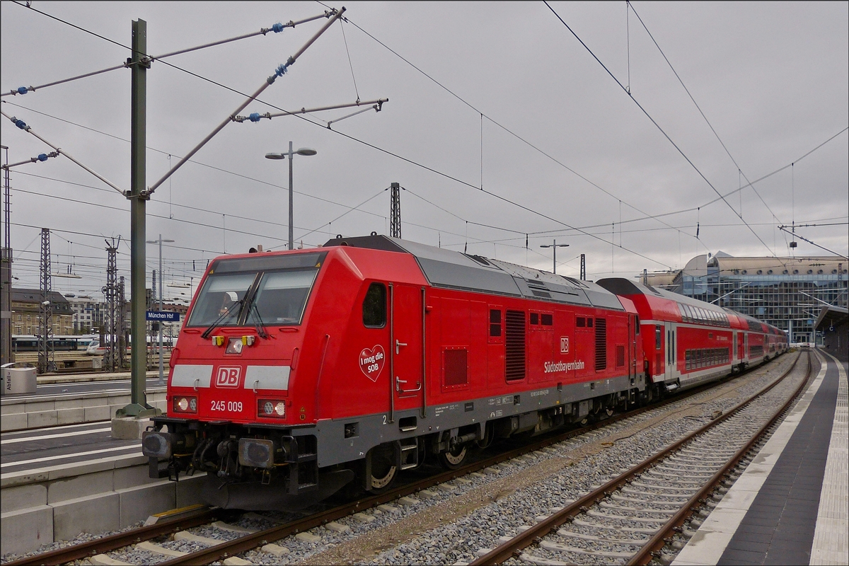 Diesellok 245 009 der Südostbayernbahn, fährt soeben mit ihren Zug aus dem Hauptbahnhof München in Richtung Mühldorf (Oberbayern) aus.  23.09.2018 (Hans) 