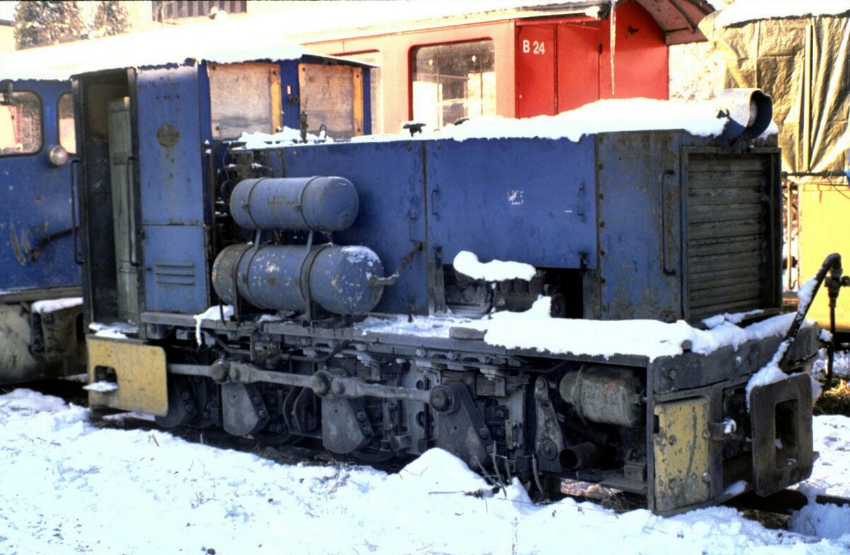 Diesellok Ersatzteilespender beim Öchsle in Ochsenhausen im Februar 1990.
