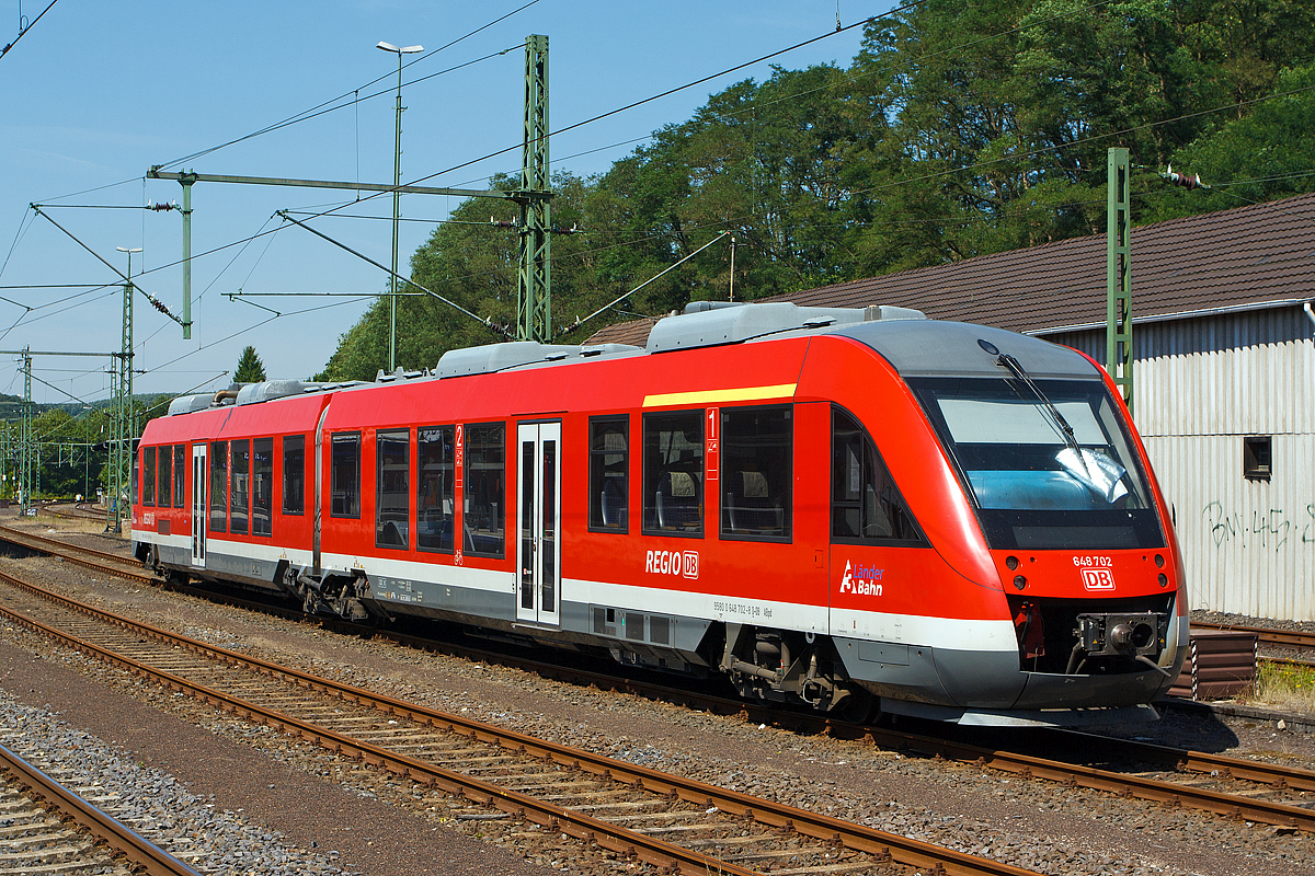
Dieseltriebwagen 648 702 / 648 202 (95 80 0648 702-8 D-DB ABpd und 95 80 0648 202-9 D-DB Bpd) ein Alstom Coradia LINT 41 der DreiLnderBahn (DB Regio NRW) ist am 19.07.2014 in Au (Sieg) abgestellt. 

Der Triebzug wurde 2004 von Alstom (LHB) in Salzgitter unter den Fabriknummer 1001222-002 gebaut.
Er hat die EBA-Nummer EBA 04D 14B 002

Hinweis: Aufnahme vom Bahnsteig (Kopfgleis).