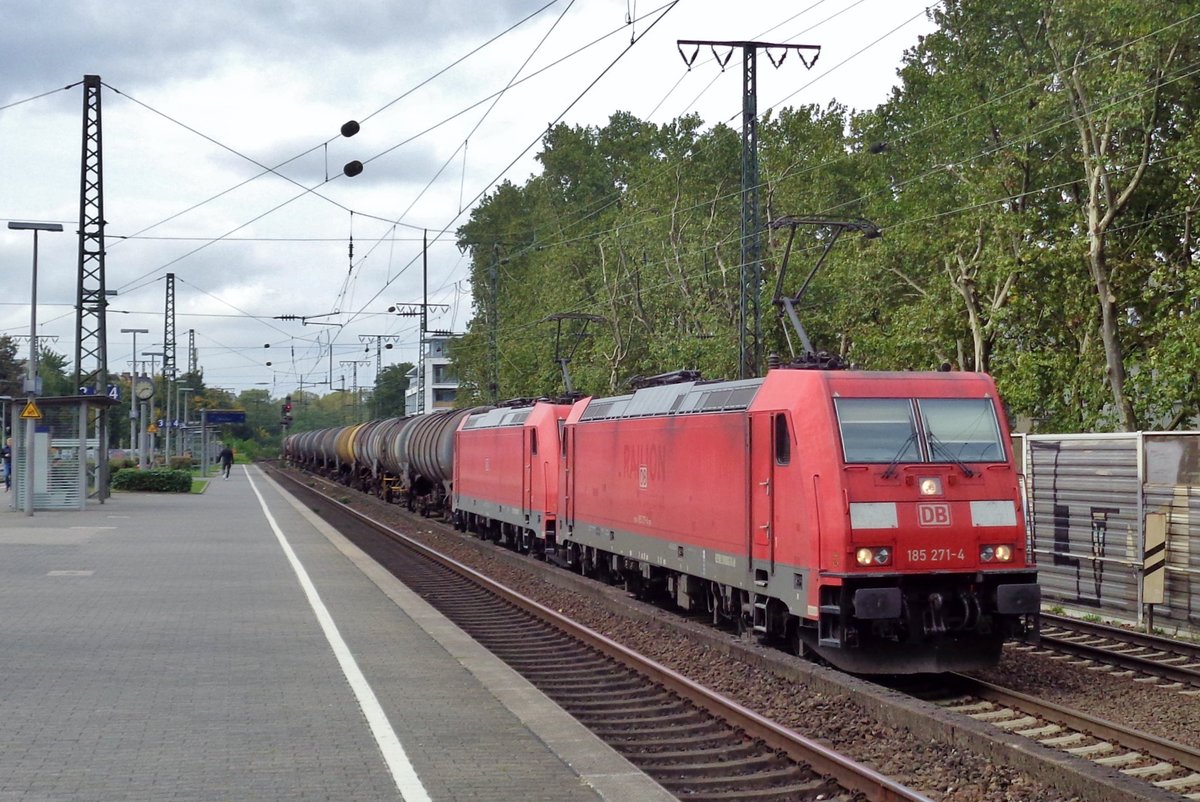 Doppeltraktion mit Kesselwagenzug am 4 Oktober 2017: 185 271 lasst sich sehen in Köln Süd.