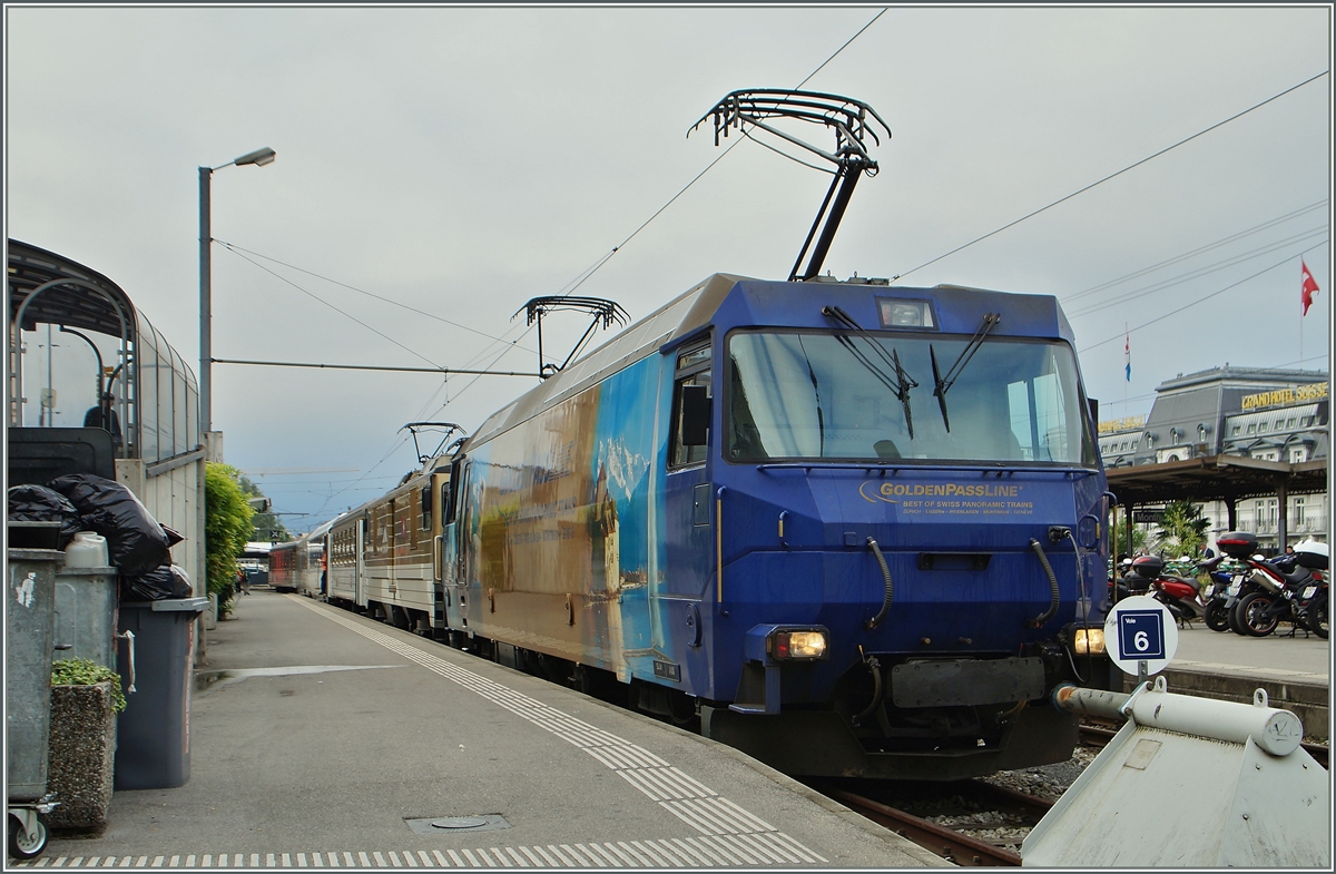 Doppelttraktion bei der MOB ist eher selten. Leider hatte ich Fotoapparat erst zur Hand, als der Zug mit der Ge 4/4 (Serie 8000) und der Ge 4/4 (Serie 6000) schon am Prolbock in Montreux stand.
4. Sept. 2014