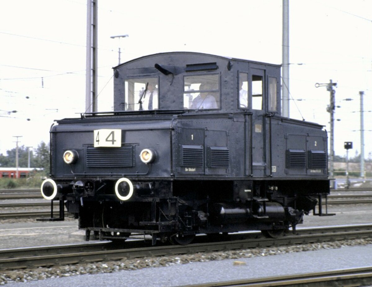 E 0, eine Hamburger Akku-Rangierlok der S-Bahn-/bzw Hochbahn als  Nummerngirl  zeigt die nchste Kategorie bei der Jubilums-Parade 150 Jahre Deutsche Eisenbahn in Nrnberg an, am 14.09.1985.