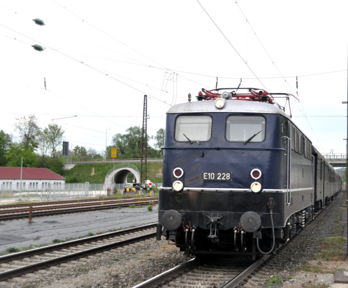 E 10 228 mit Sonderzug in Günzburg am 28.04.2024.