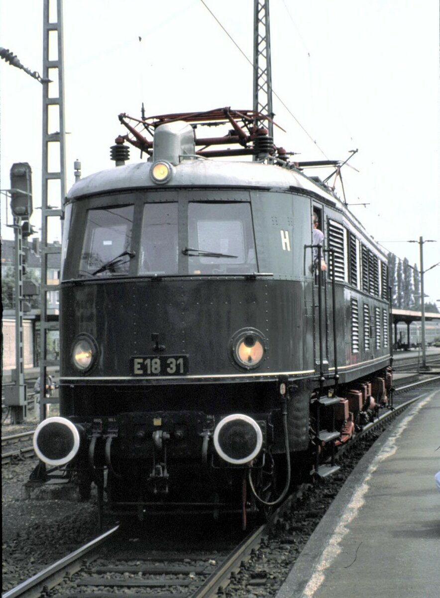 E 18 31 in Hildesheim im Mai 1990.