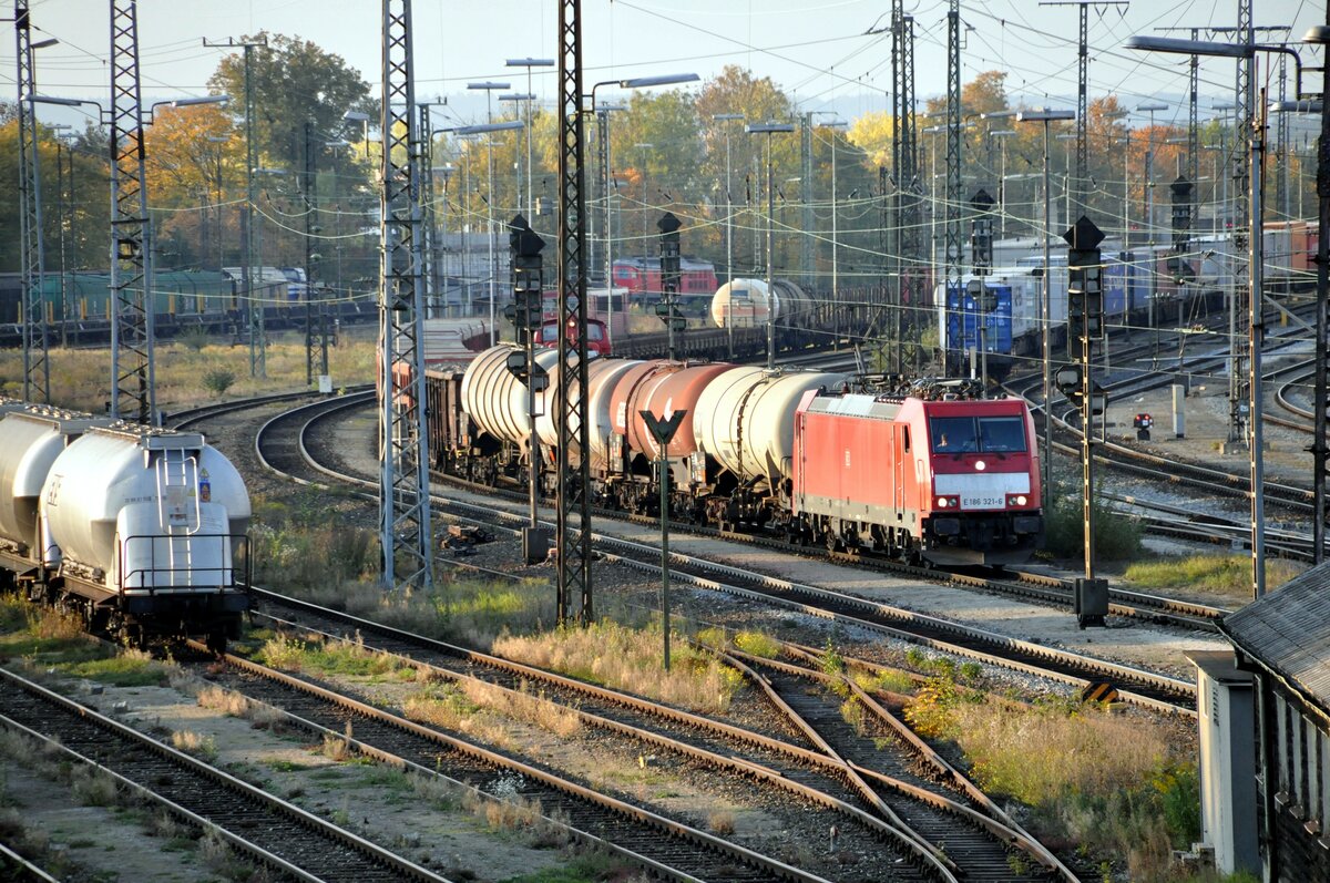 E 186 321-6 der DB mit gemischtem Güterzug in Augsbueg am 21.10.2011.