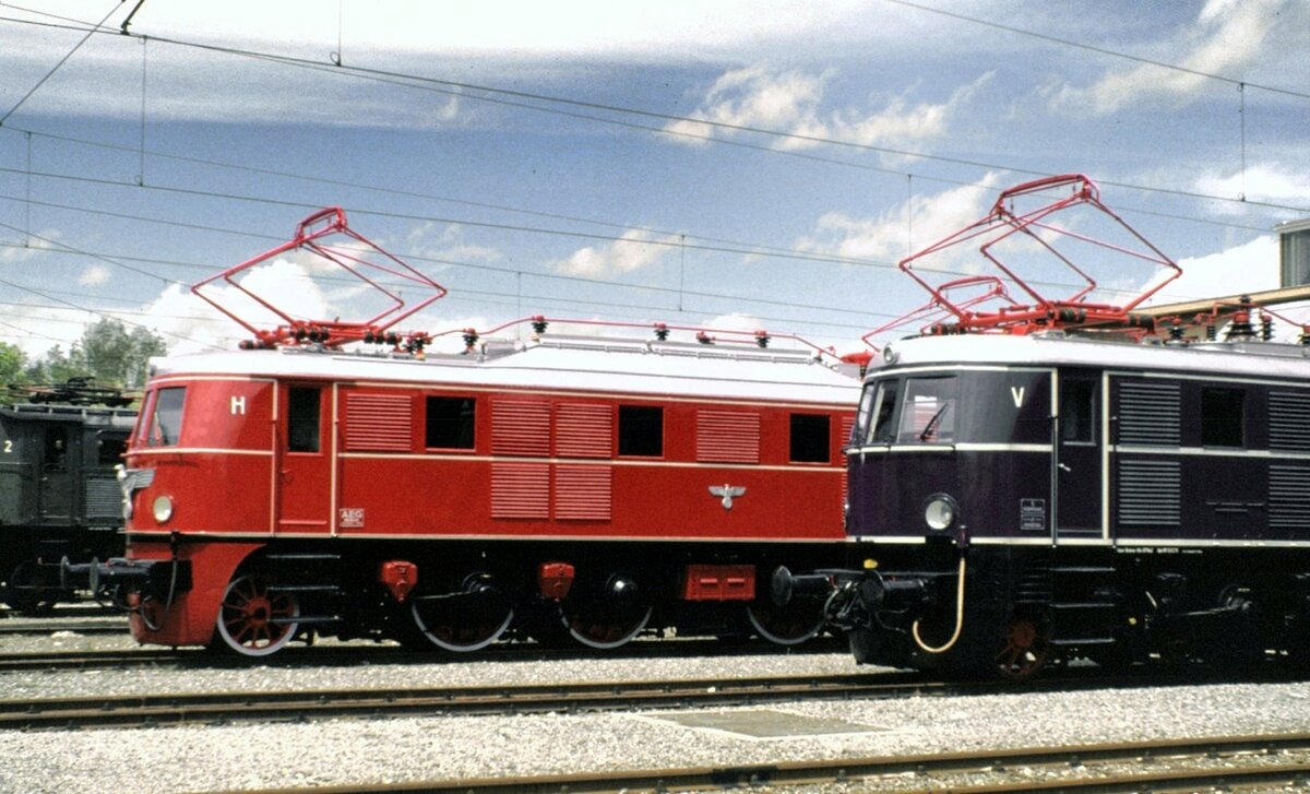 E 19 01 und E 19 12 bei der Ausstellung 100 Jahre elektrische Lokomotive in München Freimann am 25.05.1979.