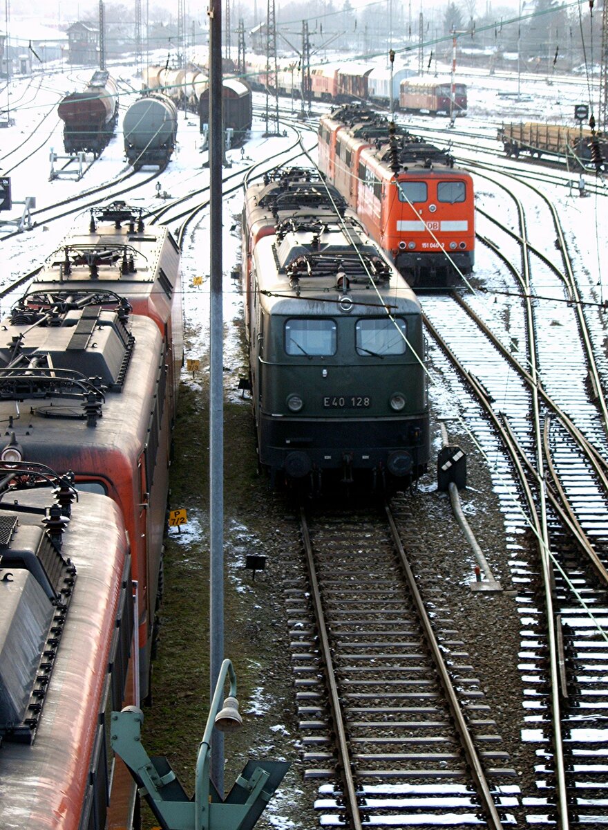 E 40 128 und 151 040-3 und weitere, sowie 140er in Ulm am 30.12.2004.