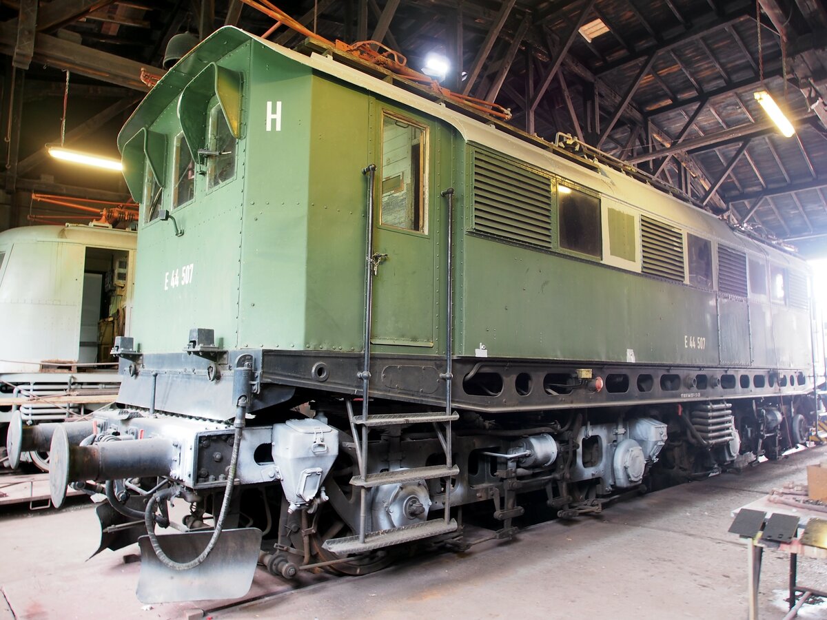 E 44 507 im Eisenbahnmuseum Weimar am 05.08.2016.