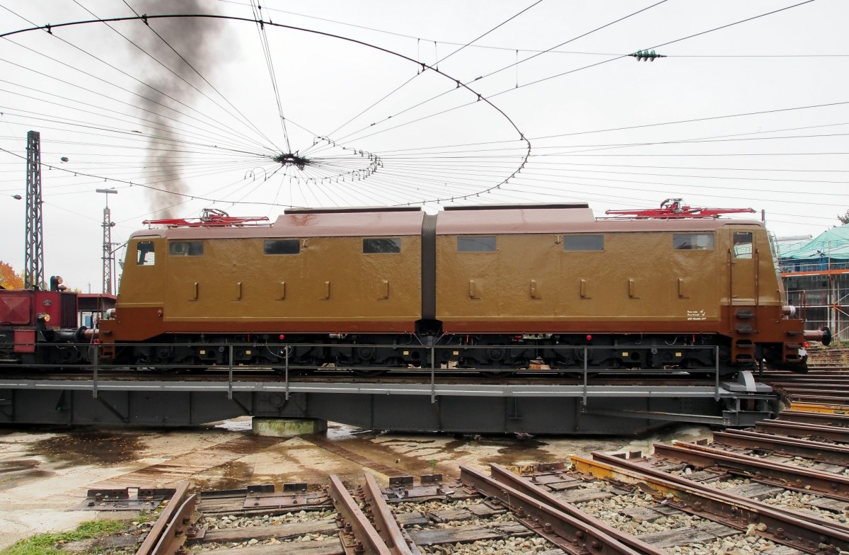 E 636 147 auf der Drehscheibe im Bahnpark Augsburg am 11.10.2015. Da die Gleichstromlok die Stromabnehmer unter der Wechselstromspinne nicht nutzen konnte, hat sie eben mal geraucht.