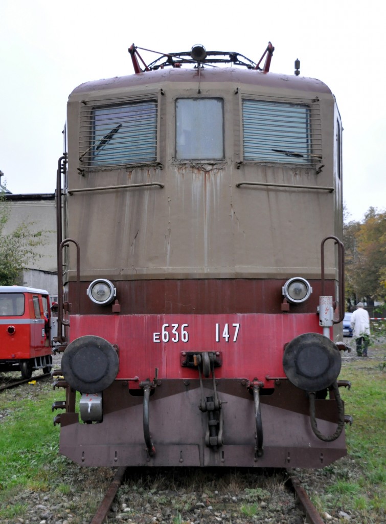 E 636 147 der FS ist eine Gstelok im Bahnpark Augsburg am 25.10.2009.