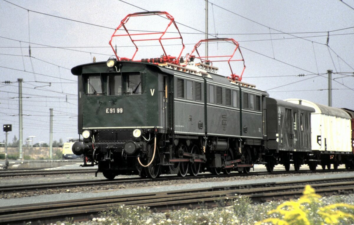 E 91 99 mit gemischtem Güterzug bei der Jubiläumsparade 150 Jahre Deutsche Eisenbahn in Nürnberg am 14.09.1985.