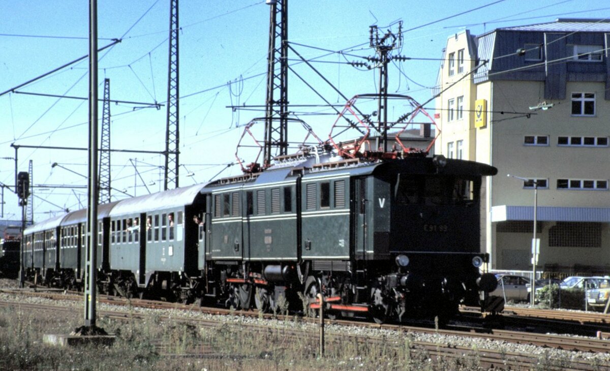E 91 99 mit Umbauwagen in Göppingen am 10.10.1987.
