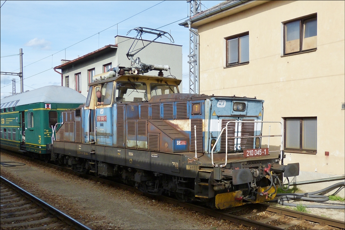 E-Lok 210 045-1 holt den Historischen Personenwagen Bp 930 (CZ-CD 55 54 26-22 930-1 Bpjo) beim Bahnhofsfest in České Budějovice (Budweis) um diesen an einen Bahnsteig zu abzustellen. 22.09.2018