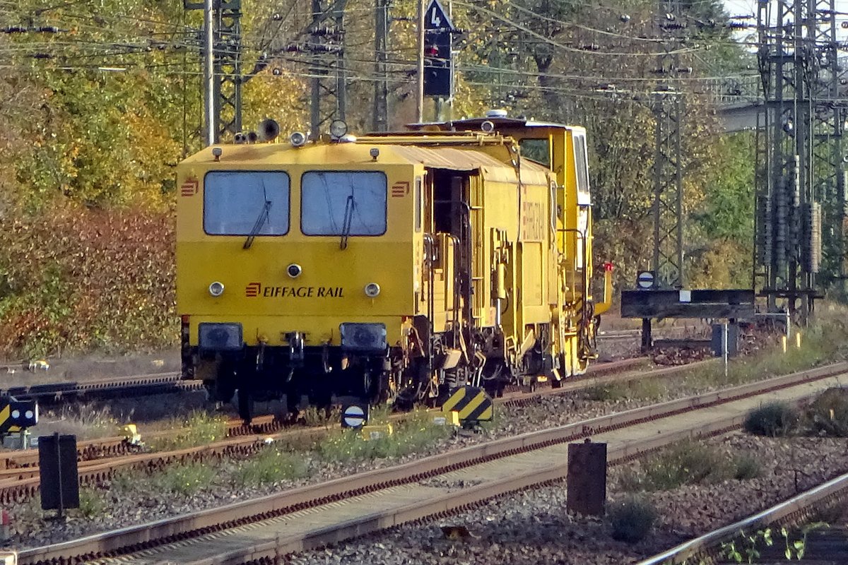 Eiffage 09-4x44S steht am 14 November 2019 abgestellt in Emmerich.