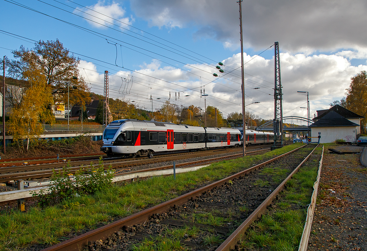 
Ein 2-teiliger Stadler Flirt gekuppelt mit einem 3-teiligen Stadler Flirt der Abellio Rail NRW erreichen am 04.11.2020 bald den Bahnhof Kreuztal. Sie fahren als RE 16  Ruhr-Sieg-Express  (Siegen – Hagen – Essen).