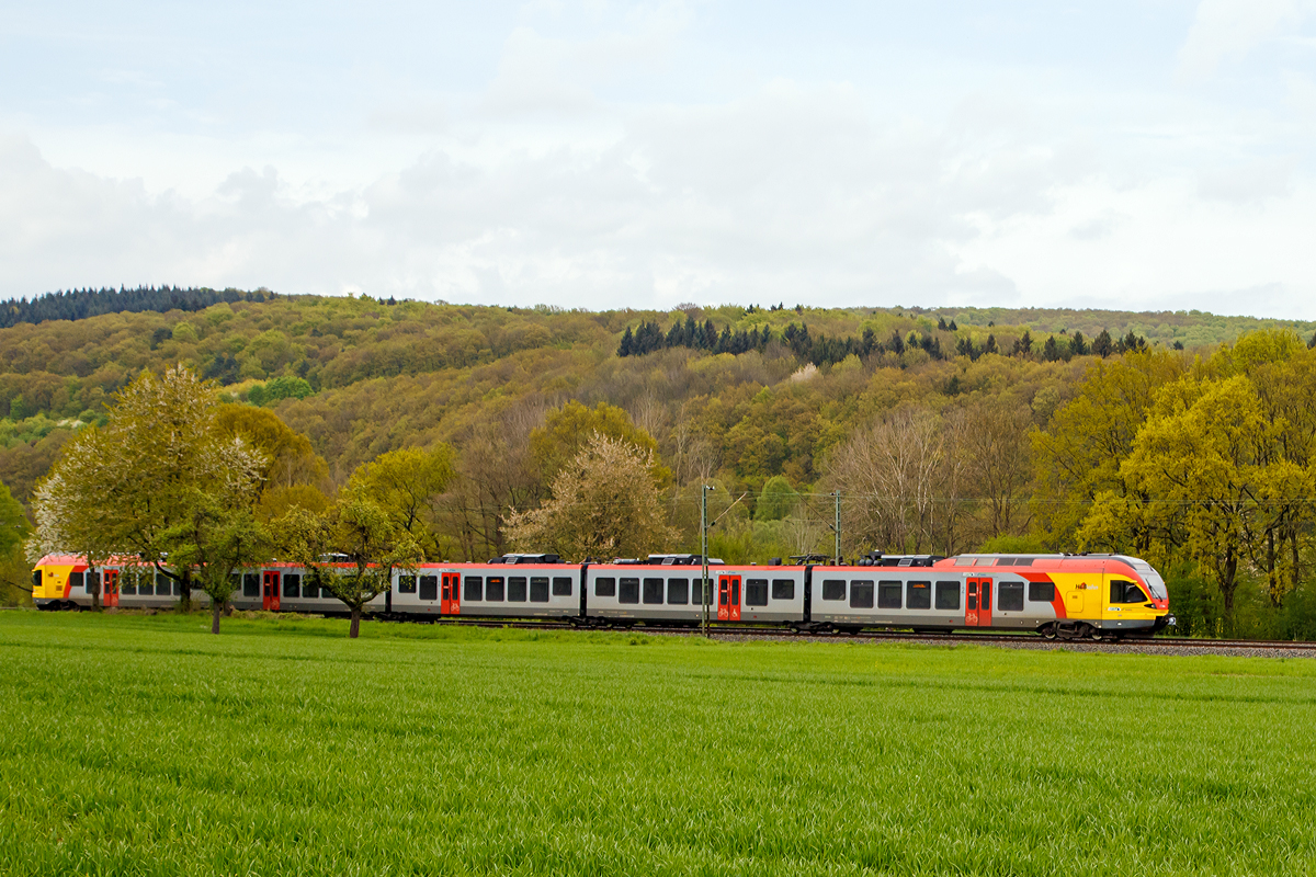 
Ein 5-teiliger Stadler Flirt der HLB Bahn (Hessischen Landesbahn) fährt am 01.05.2015 zwischen Edingen und Katzenfurt (Dillkreis), als RE99 / RE 40 Siegen - Gießen - Frankfurt Hbf (Umlauf HLB24963), in Richtung Gießen. 

Die Linie verkehrt in NRW als RE 99 und im Gebiet des Rhein-Main-Verkehrsverbundes in Hessen als RE 40. Von Siegen fährt der Regional-Express über die Dillstrecke (KBS 445) bis Gießen, von dort fährt dann (nach Fahrtrichtungswechsel) über die Main-Weser-Bahn weiter nach Frankfurt (Main) Hauptbahnhof.