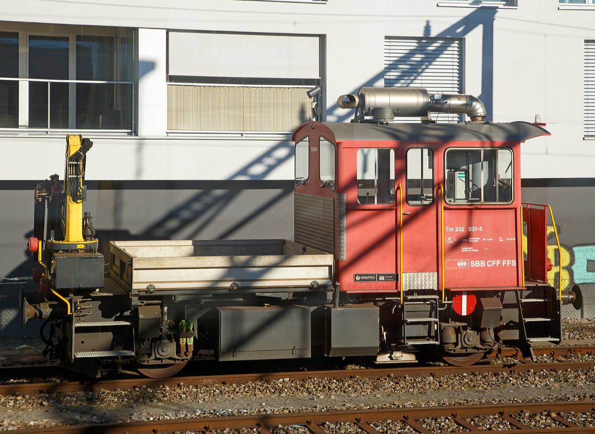 Ein abgestellter ex Tm III (Baudienst)......
Der Bautraktor bzw. das Baudienstfahrzeug SBB Tm 232 031-5, ex SBB Tm III 9507, ist am 27.17.2015 beim Bahnhof Spiez abgestellt.

Der Tm 232 031-5 wurde 1982 von RACO Saurer unter der Fabriknummer 1881 gebaut uns als Tm III 9507 an die SBB geliefert, 2005 erfolgte die Modernisierung (Retrofit und Neumotorisierung) durch Stadler  Winterthur  AG  (Winpro  AG)  und  Windhoff  Bahn- und Anlagentechnik GmbH und die Umzeichnung in SBB Tm 232 031-5-1.

Der Baudiensttraktor Tm III ist ein bei der Schweizerischen Bundesbahn zahlreich vorhandenes und aufgrund seiner vielfltigen Einsatzmglichkeiten beliebtes Arbeitsfahrzeug. Die Traktoren sind nur etwas in die Jahre gekommen. Das Beschaffungsprogramm lief zwischen 1976 – 1988 und umfasste insgesamt 103 Fahrzeuge, hiervon waren 90 mit Ladekran und 13 mit Hebebhne ausgerstet. Die Fahrzeuge weisen zwar alle noch einen guten Erhaltungszustand auf, gengen aber hinsichtlich der Leistungsfhigkeit nicht mehr den Anforderungen des modernen Eisenbahnbetriebes.
Die Grnde hierfr sind:
Schwache Motorisierung
Geringe Hchstgeschwindigkeit und Zugkraft
Kein Zugsicherungssystem

Das Konsortium bestehend aus Stadler Winterthur AG (Winpro AG) und Windhoff  Bahn- und Anlagentechnik GmbH haben fr die SBB insgesamt 52 dieser 2-achsigen Traktionsfahrzeuge fr die Baudienste (Traktoren) des Typs Tm 232 modernisiert.  Im Februar 2006 wurde das letzte Fahrzeug bergeben. Das Retrofitprogramm umfasste die Steigerung der Fahrzeugleistung (Hchstgeschwindigkeit von 60 auf 80 km/h / Zugkraft um ca. 80-100 %) und die umweltgerechte Motorisierung/EURO III, den Einbau des Zugssicherungssystems und die Erneuerung des Krans mit erhhter Leistungsfhigkeit. Das Auftragsvolumen lag bei rund 26 Mio. CHF, eine Neuanschaffung htte das Doppelte gekostet. 

Die revidierten Fahrzeuge dienen der aktuellen Flottenpolitik der Divison Infrastruktur, da diese Art von Fahrzeugen einen wesentlichen Bestandteil aller Traktoren der Baudienste der SBB ausmacht. Die 103 Basis-Fahrzeuge des Typs Tm III (Baudienst) beschaffte die SBB in den Jahren 1976-1988. Stadler Winterthur und Windhoff haben zwischen Februar 2004 und  Februar 2006 insgesamt 52 dieser Fahrzeuge im Rhythmus von 2 Wochen nach jeweils rund 10 Wochen Revisionszeit pro Fahrzeug abliefern. Die SBB setzt diese revidierten Fahrzeuge landesweit ein, unter anderem in Regionen mit Tunnelbauttigkeiten. Mit dem Einbau eines neuen Motors knnen die Verordnungen betreffend Emissionswerte nach EURO III dank integriertem Partikelfilter eingehalten werden. Die technischen Anforderungen an das Retrofitprogramm beinhalteten folgende Punkte. Die Hchstgeschwindigkeit konnte auf 80km/h in Eigenfahrt und 100 km/h geschleppt erhht werden. Ebenfalls wurde ein Kran (Palfinger 1,4 t) mit erhhter Leistungsfhigkeit und ein Zugssicherungssystem Integra eingebaut.

In dem Focus der Arbeiten wurde als erstes das Antriebsaggregat gerckt. Der vorhandene Saurer-Dieselmotor (mit 165 kW Leistung) wurde durch einen modernen EURO III-Motor ersetzt. Der neue Motor ist ein Iveco Cursor 8 (7.790 cm /7,79 Liter Hubraum) Reihen-Sechszylinder -4-Takt -Dieselmotor mit Turbolader und variabler Geometrie (VGT), mit einer Leistung von 259 kW (352 PS) Leistung. Er hat ein maximales Drehmoment von 1.280 Nm.
Das vorhandene Voith-Getriebe wird komplett revidiert und konnte aufgrund seiner Baukastenstruktur um eine Wandlerstufe erweitert werden, so dass der Traktor jetzt mit einem Voith-Getriebe L2r4sV2 Getriebe ausgerstet ist.

Das Fahrzeug und Kran verfgen jeweils auch ber eine neue Funksteuerung.

TECHNISCHE DATEN (Tm 232 0xx-x):
Spurweite:  1.435 mm (Normalspur)
Achsformel: B'
Lnge ber Puffer:  8.740 mm 
Treibdurchmesser (neu): 950 mm
Dienstgewicht: 25 t
Motor: 4-Takt -Dieselmotor mit Turbolader und variabler Geometrie (VGT) vom Typ Iveco Cursor 8
Motorhubraum: 7.790 cm  / 7,79 Liter
Motornennleistung: 259 kW (352 PS)
Maximales Motordrehmoment: 1.280 Nm
Getriebe: Voith L2r4sV2
Kraftbertragung: hydrodynamisch, 2-Gang mit Retader
Tankvolumen: 550 Liter (Diesel)
Hchstgeschwindigkeit: 80 km/h bei Eigenfahrt / 100 km/h geschleppt
Kleinster befahrbarer Kurvenradius: R = 35 m
Anhngelast:  280 t bei 0/00, 62 t bei 12 0/00
Kran: Palfinger  mit 1,4 t Tragkraft