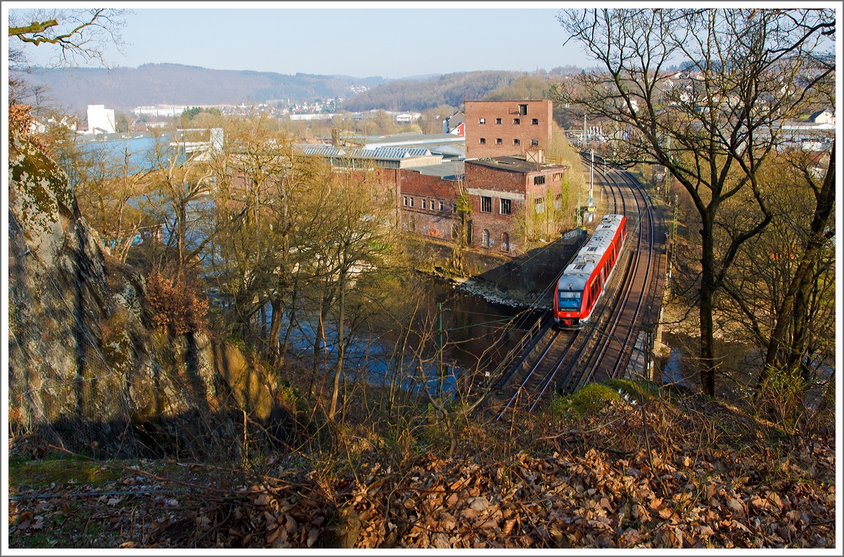 Ein Alstom Coradia LINT 41 der DreiLänderBahn als RB 95   Sieg-Dill-Bahn  (Dillenburg-Siegen-Betzdorf/Sieg-Au/Sieg) fährt am 14.03.2014 in Scheuerfeld/Sieg über die Sieg,  bevor er durch den Mühlburg-Tunnel muss.