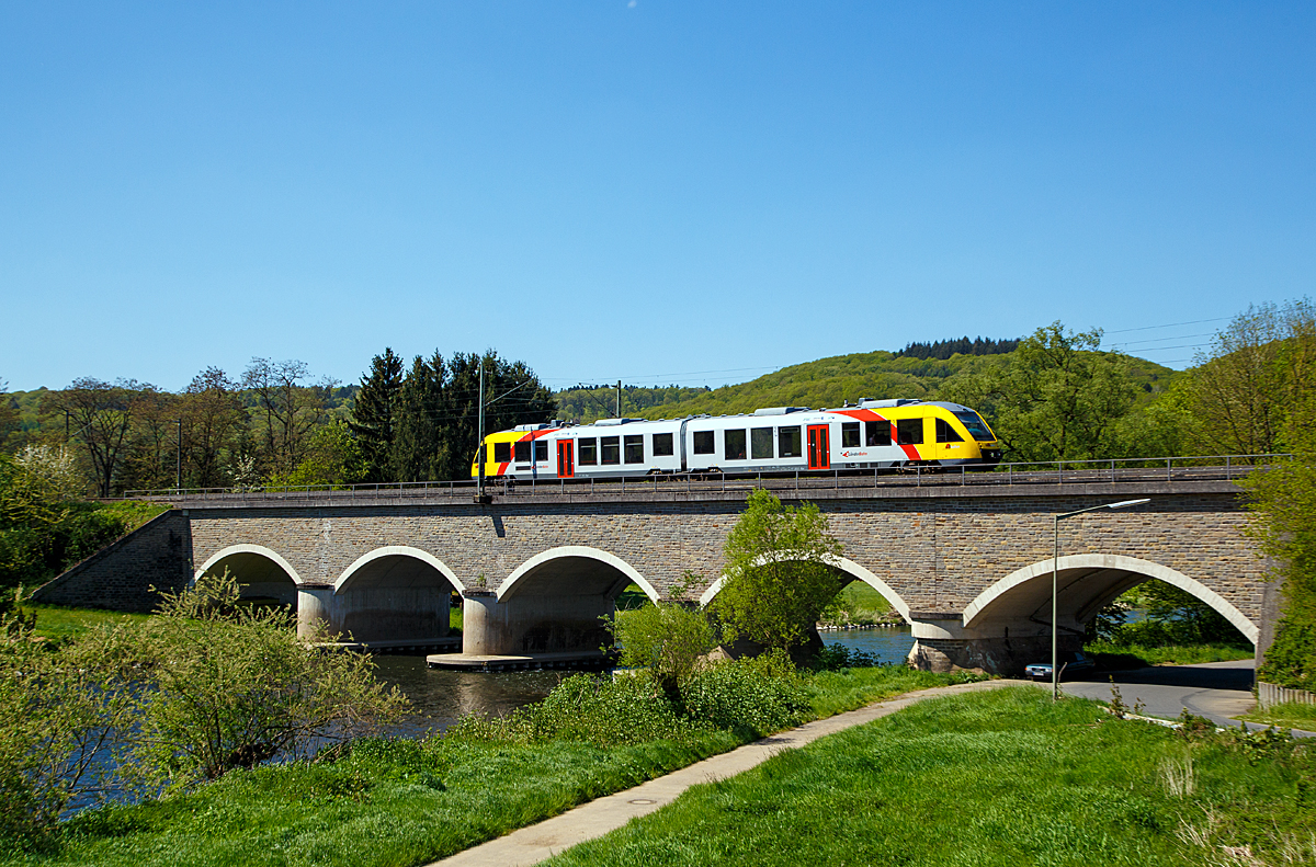 
Ein  Alstom Coradia LINT 41 der HLB (Hessische Landesbahn) überquert am 08.05.2016 bei Fürthen die Sieg. Der VT fährt als RB 90  Westerwald-Sieg-Bahn  (Umlauf HLB61726) die Verbindung Westerburg - Altenkirchen - Au(Sieg) - Siegen.