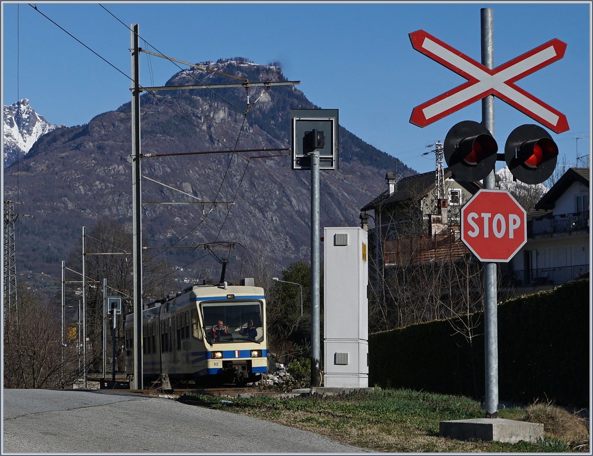 Ein Bahnübergang in Croppo mit dem sich nähernden FART/SSIF Schnellzug Locarno - Domodossola.
11. März 2017